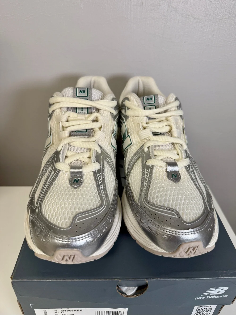 BRAND NEW NEVER WORN NEW BALANCE 1906R 'SILVER METALLIC CREAM'